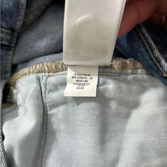 Gap Denim Mid Rise Stride Short Cut Off Shorts In Medium Wash Women’s Size 16/33 - Picture 5 of 10